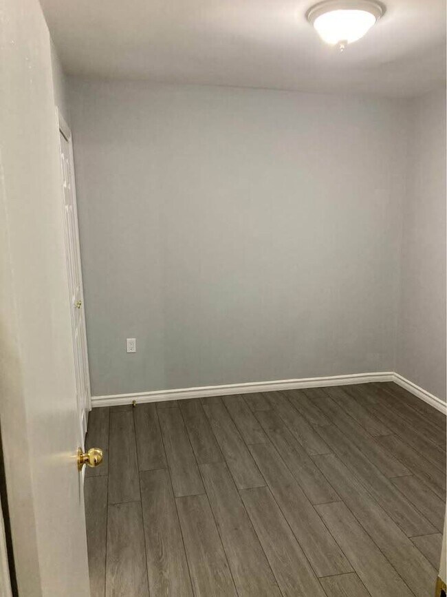 Photo du bâtiment - 4-106 Byron