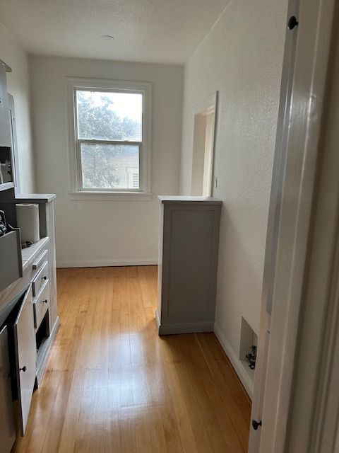 Foto del edificio - 4437 Ambrose Ave