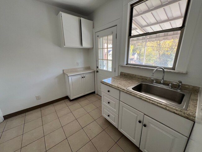 Building Photo - North Side - 3 BR Single Family Home, Fenc...