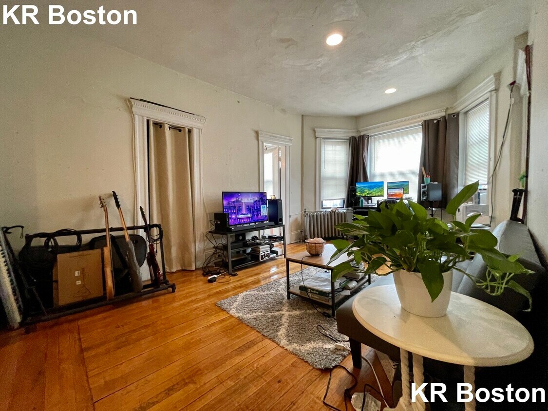 Primary Photo - 142 Hemenway St