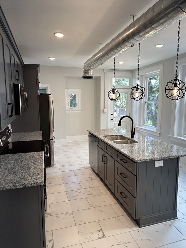 Foto principal - 544 W James St