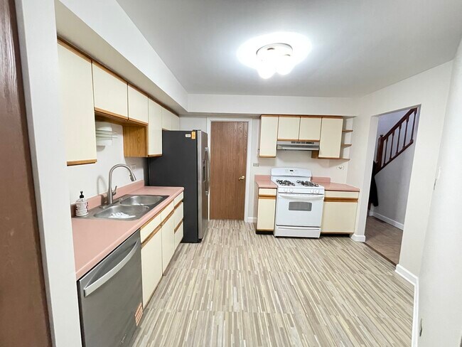 Foto del edificio - 219 Green Knoll Ln