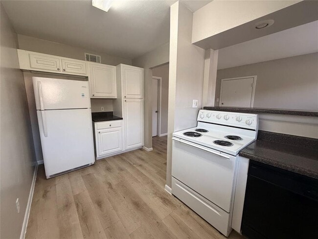 Building Photo - 3304 Red River St