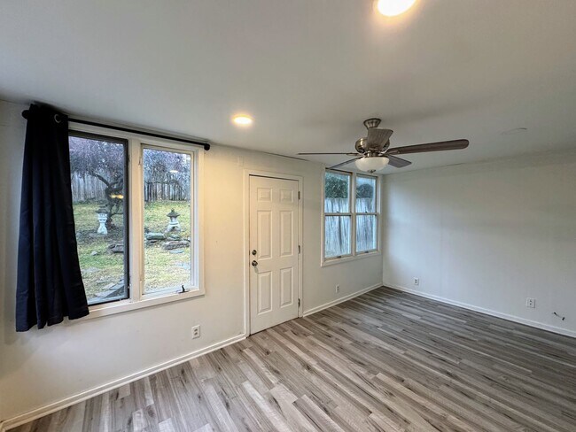Building Photo - 3 bed 1 bath - great location, laundry, of...