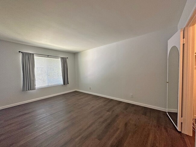 Building Photo - 499 Serento Cir