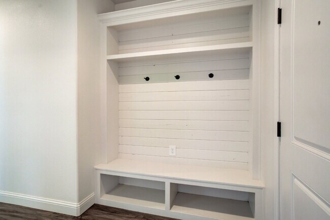 Building Photo - 1/2 off First Months! Rent Newer Cooper Me...