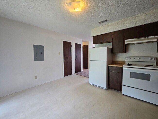 Foto del edificio - BRAND NEW CARPET - AVAILABLE NOW!