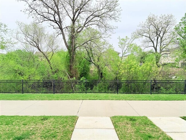 Foto del edificio - AVAILABLE NOW -Stunning 3-Bedroom Townhome Overlooking Greenbelt in Plano ISD 600 Collier Drive