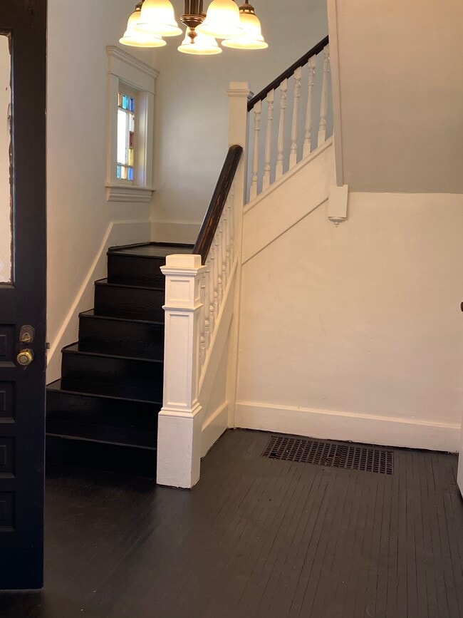 Foyer - 1107 W Oak St