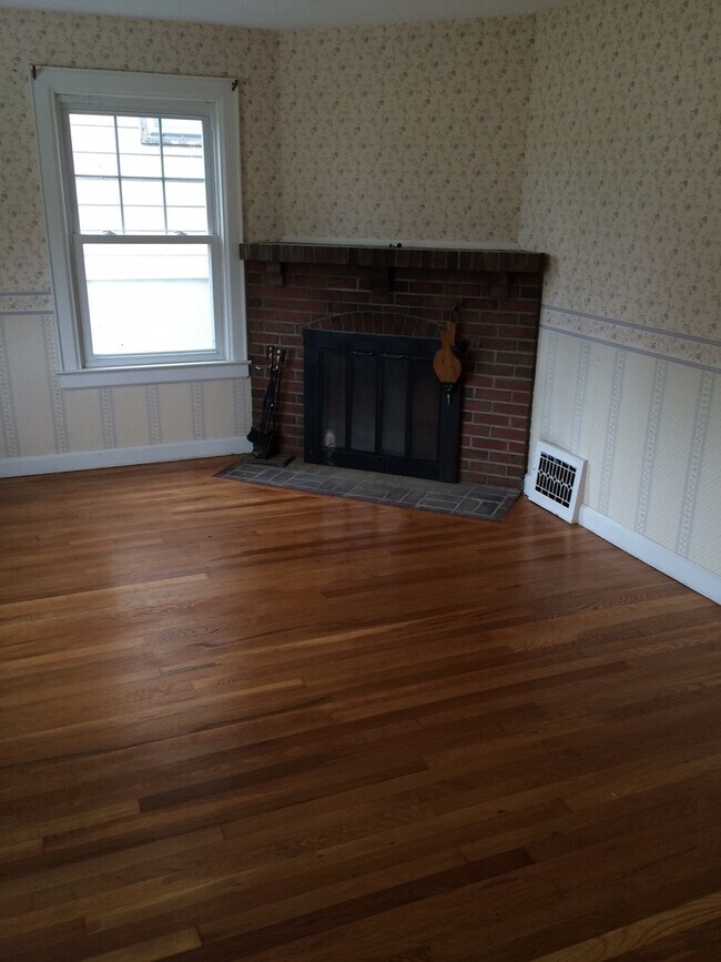 Foto del edificio - Spacious 4BR 2 Bath Cape in Great Location...