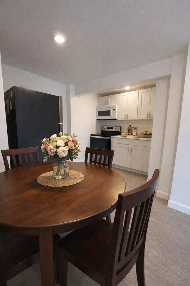 Building Photo - 336 W 18th St