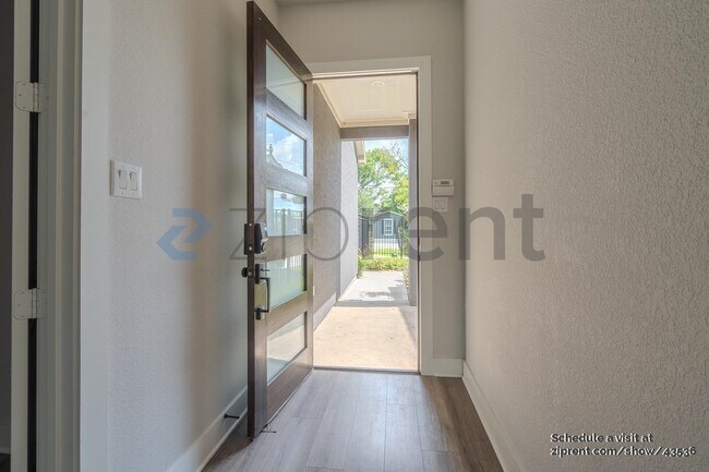 Foto del edificio - 4614 Redbud St