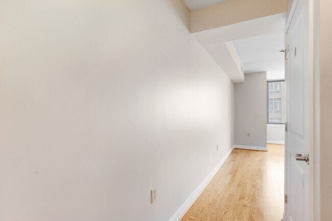 Foto del edificio - 555 Massachusetts Ave NW