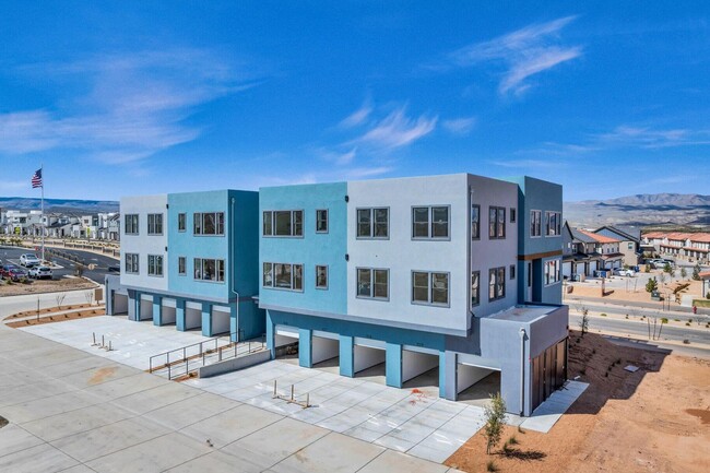 Building Photo - Desert Color Condo!
