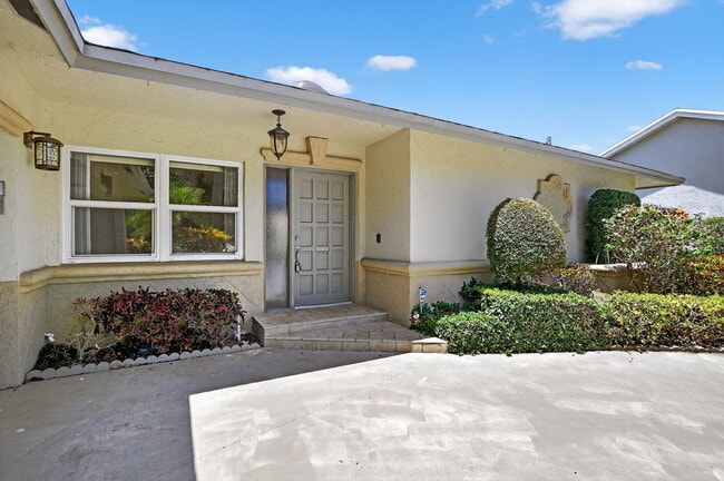 Building Photo - 6385 Hollandaire Dr E