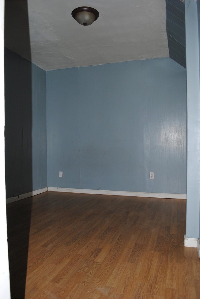 Building Photo - 2114 Niagara St