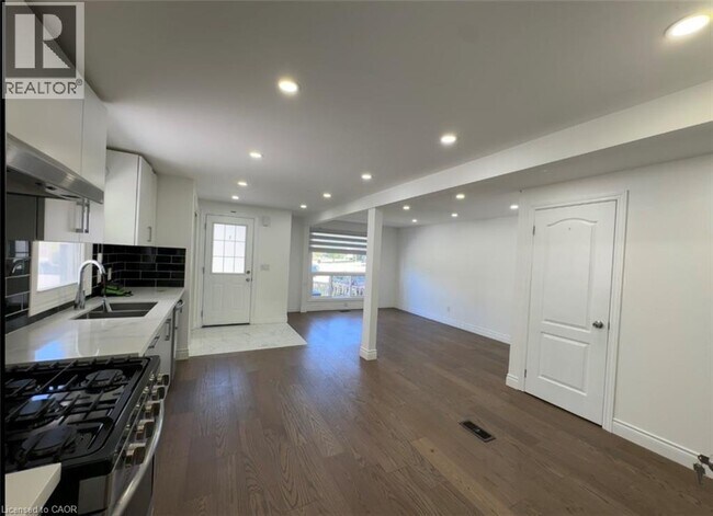 Building Photo - 28 Timberlane Crescent