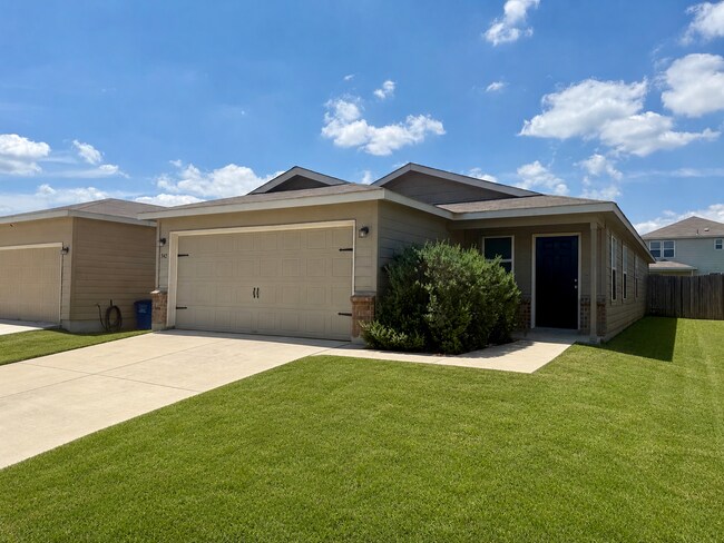 Foto del edificio - Beautiful 3 bedroom, 2.5 bathroom with an office in a prime New Braunfels location!