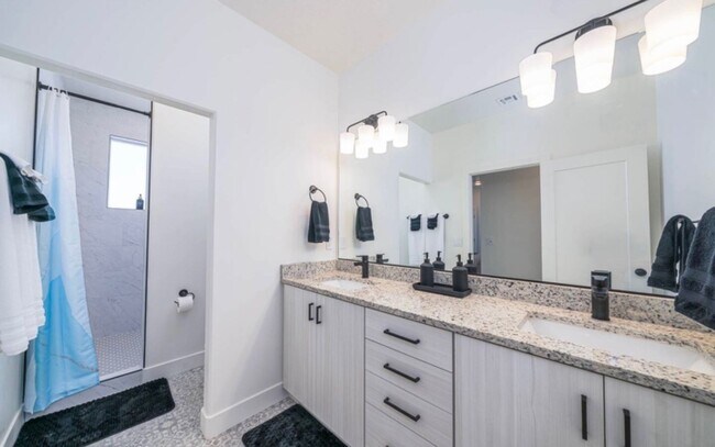 Foto del edificio - Charming Townhomes with private rooms