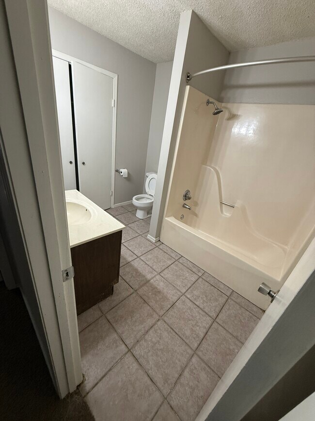 Baño principal con amplio armario para ropa blanca - 828 Hardy Springs Cir