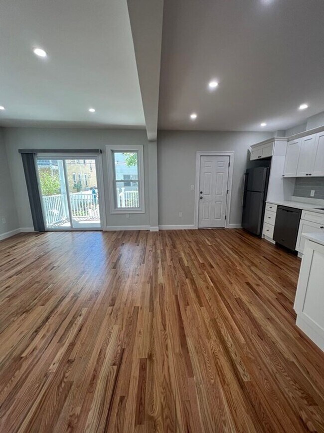 Building Photo - Huge 4 Bed 2 Bath in Dorchester