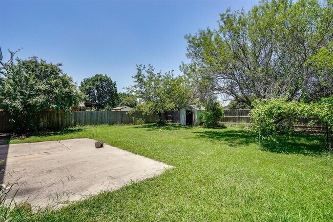 Building Photo - Great neighborhood with several amenities!