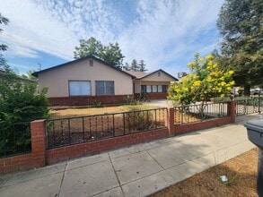 Building Photo - 1433 E Sequoia Ave