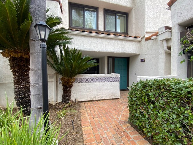 Building Photo - Spacious 2 Bedroom Escondido Condo!