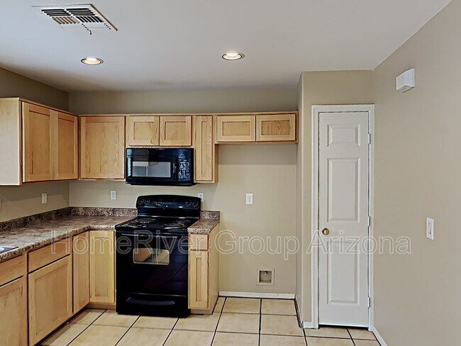 Building Photo - 6413 W Valencia Dr