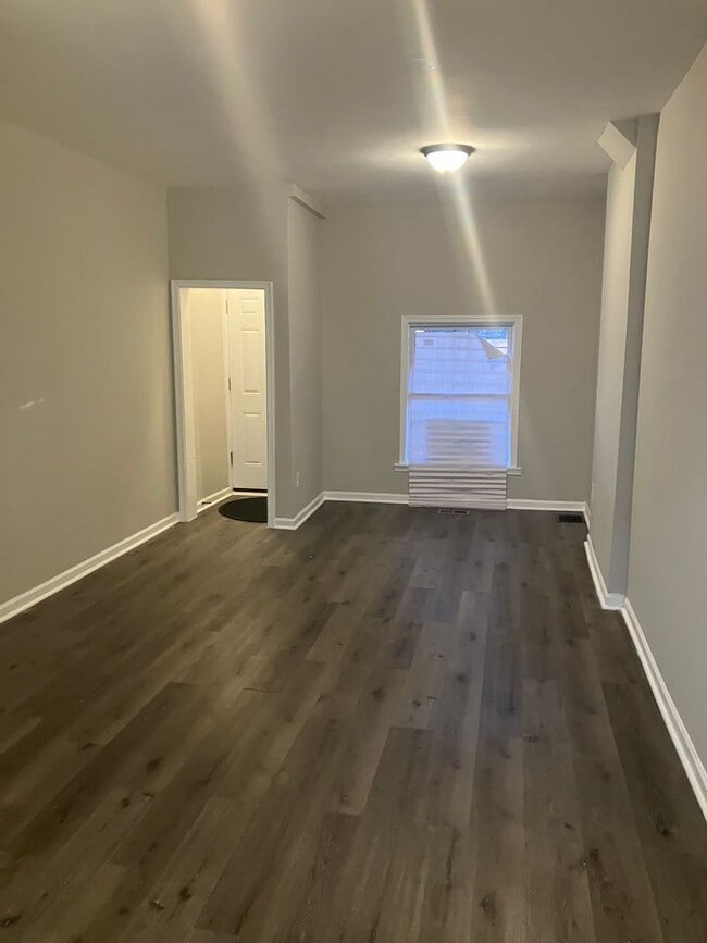 Building Photo - 512 N Curley St