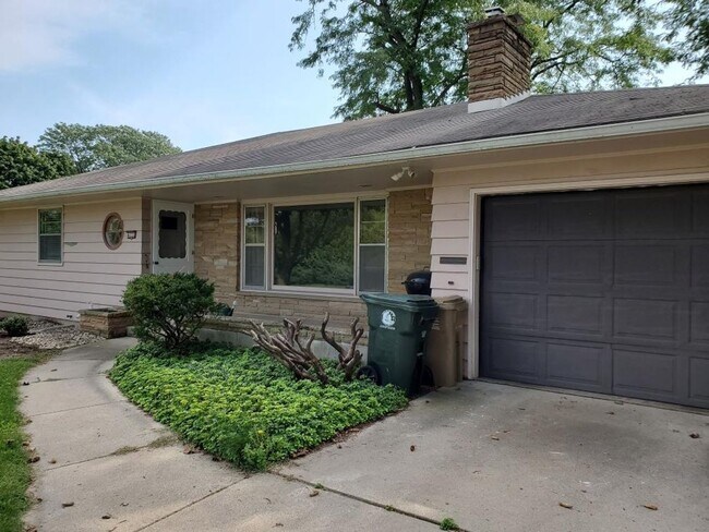 Foto del edificio - 2 Bedroom Single Family Home, Fall Move In!