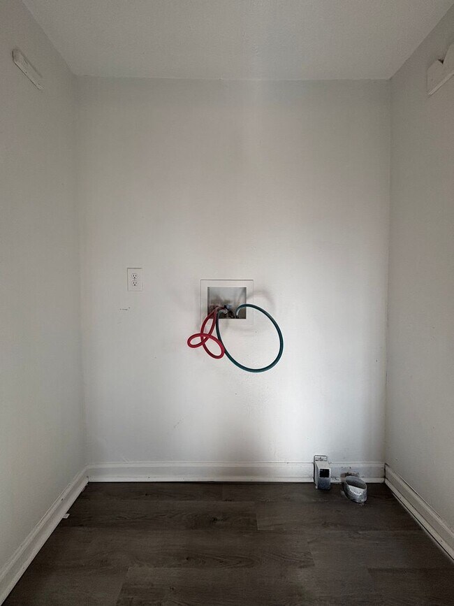 Building Photo - Super cute clean 2 bedroom 1 bath home ava...