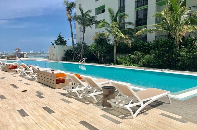 Foto del edificio - 488 NE 18th St