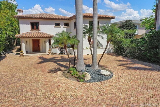 Foto del edificio - 4838 Pine Tree Dr