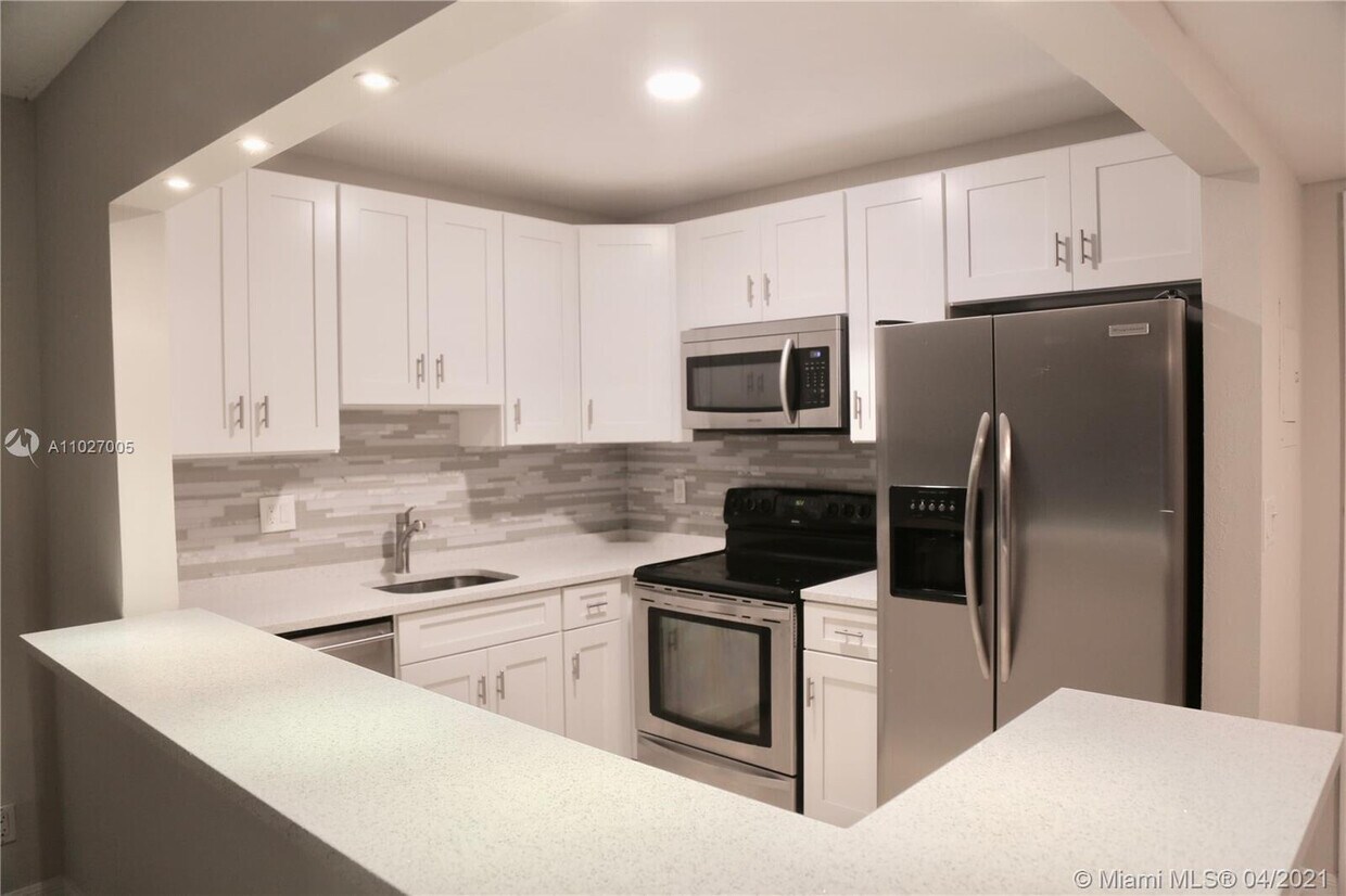 Foto principal - 251 S Cypress Rd