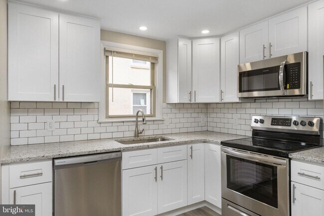 Building Photo - 241 Roesch Ave