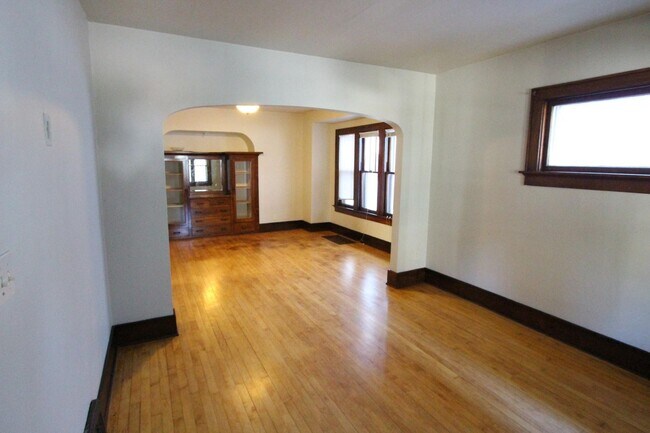 Foto del edificio - 3 bedroom 1 bath West Allis home with granite counters and 2 car garage