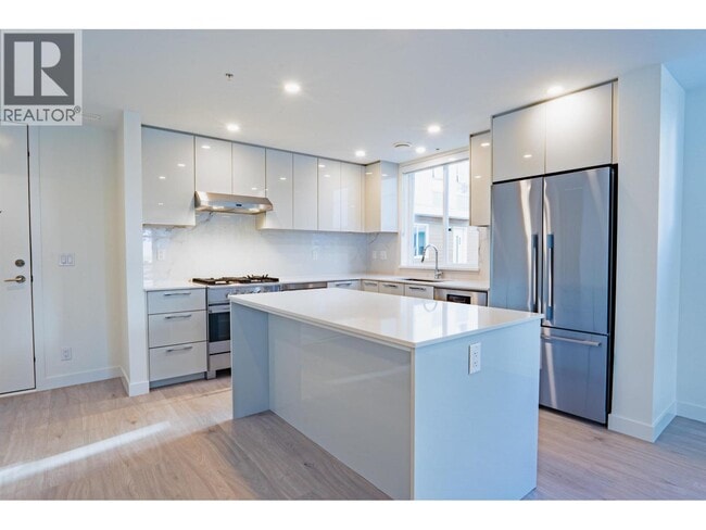Building Photo - 10333 River Dr