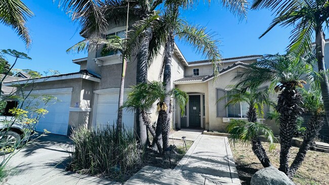 Foto del edificio - Spacious 4-Bedroom Home With 3-Car Garage ...