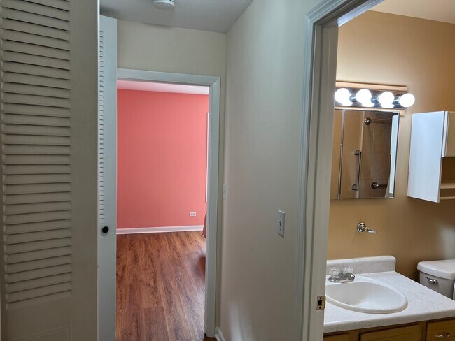 Building Photo - 2287 Country Club Dr