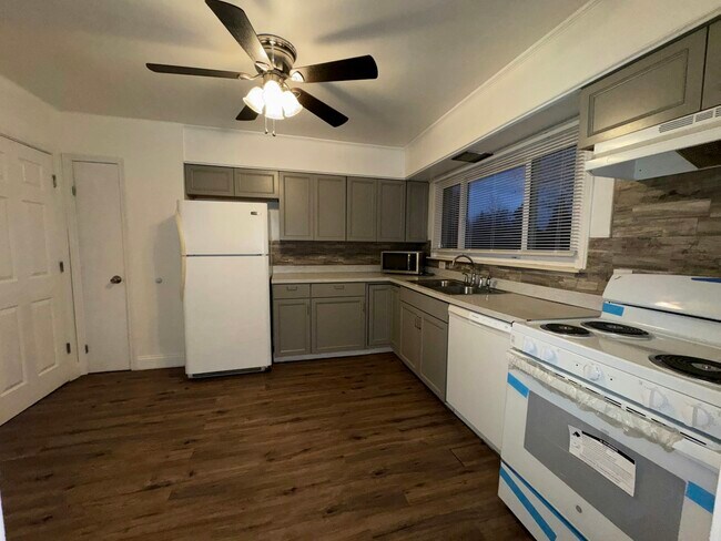 Foto del edificio - 2363 E Maple Rd