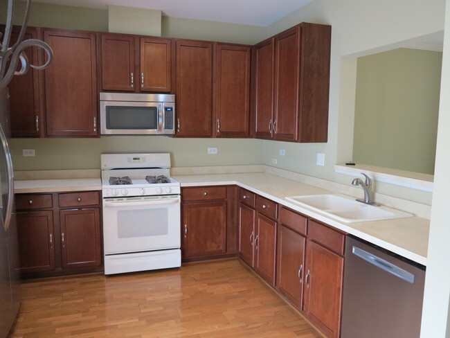 Foto del edificio - 409 Cary Woods Cir
