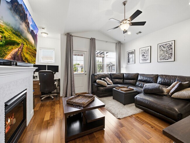 Foto del edificio - 5851 Dripping Rock Ln