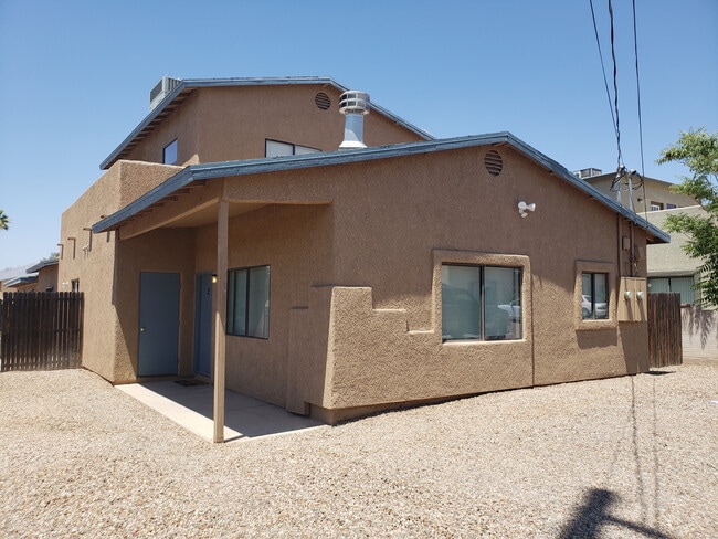 Building Photo - 1402 E Lee St