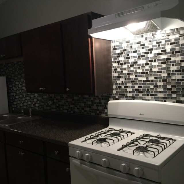 Foto del edificio - 3066 E 79th St