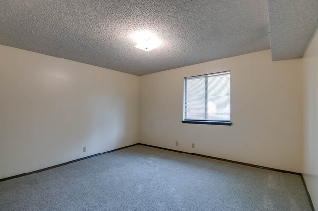 Building Photo - 2000 College Heights Rd