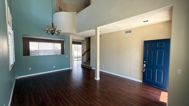 Foto del edificio - Spacious two-story home with functional layout and strong natural light in a well-maintained Ocea...