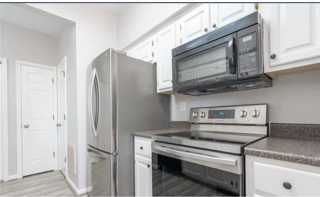 Building Photo - 302 Primrose Ln