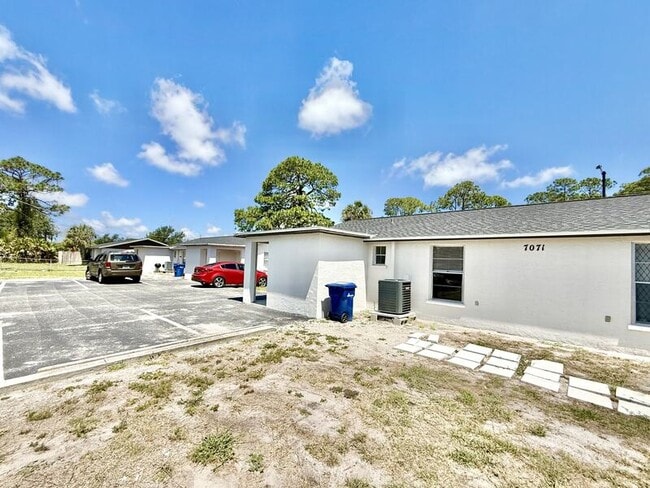Building Photo - 7071 Bee Ridge Rd