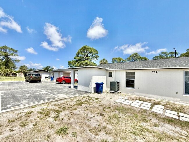 Foto del edificio - 7071 Bee Ridge Rd